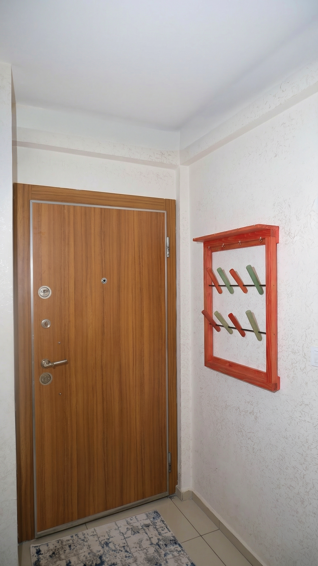 Ahşap Duvar Tipi Elbise Askısı Pembe – Kaydırmalı Tasarım